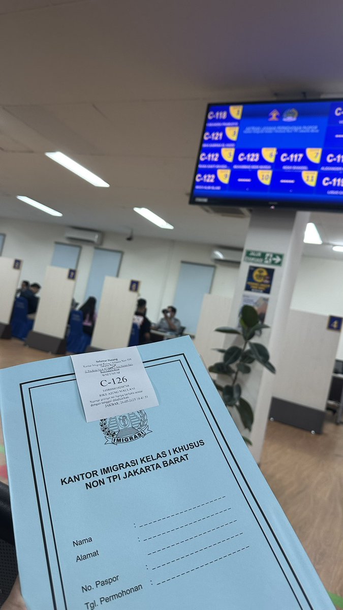 kherike's tweet photo. Lancar sekali perpanjangan paspor nya huhu so happy https://t.co/Q4m0jQA2oi