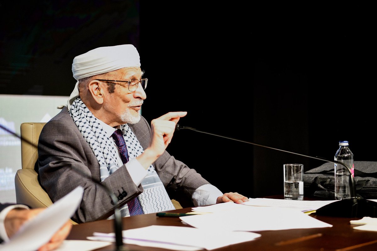 İDE Akademi | Konferans 

Prof. Dr. Taha Abdurrahman:

Batı merkezli sosyolojik teoriye göre siyasetçi, iktidarı elde etmeyi hedefler ve yalnızca kendi eylemlerinin sorumluluğunu taşır. Oysa emanet ahlakına göre siyasetçi, varlık ve kâinatın tamamını ilahî bir emanet olarak