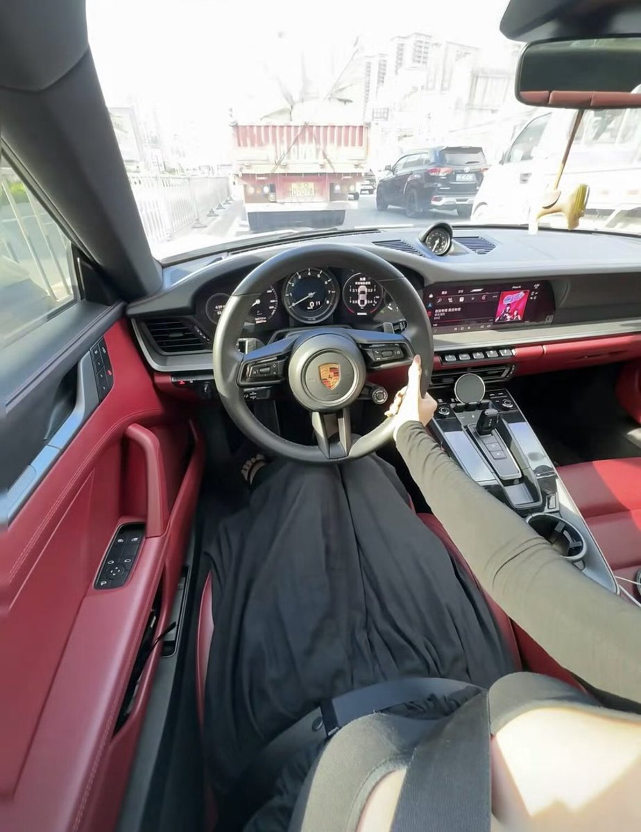 暗夜叔召唤忠诚魅惑的后妃犬，加入这神秘禁地。唯有优雅与顺从者，方可叩响殿门。语音验证，筛选真心，私信暗夜叔，证明你的资格。殿内低语，暗藏无尽宠爱与特权。敢来吗？#暗夜秘境