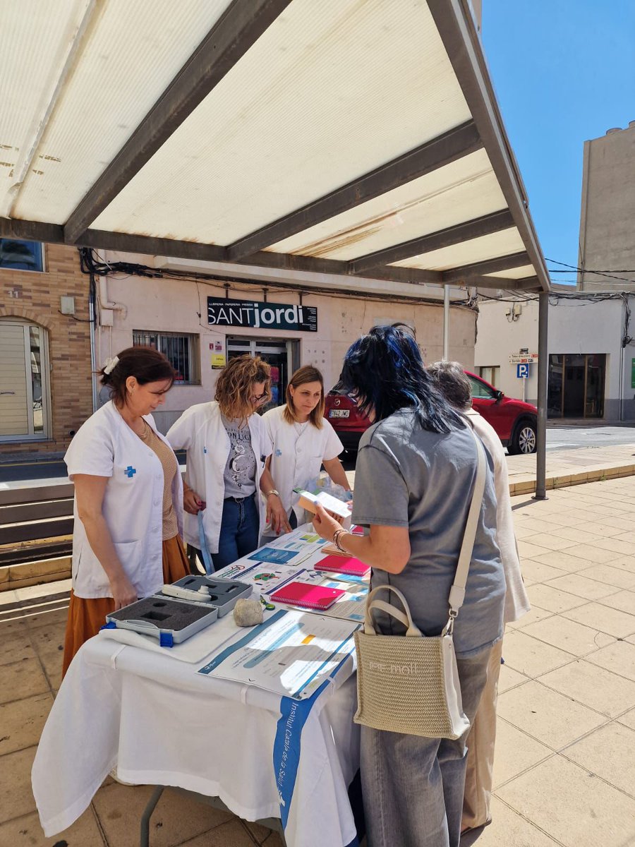 HTVCEbre's tweet photo. 🚭 En el marc de la #SetmanaSenseFum2025, les referents de tabac de l’EAP l’Ametlla de Mar – El Perelló han informat i assessorat la població a la Plaça Nova per promoure una vida sense fum. #SumaSalut https://t.co/iv3vMMiaJg