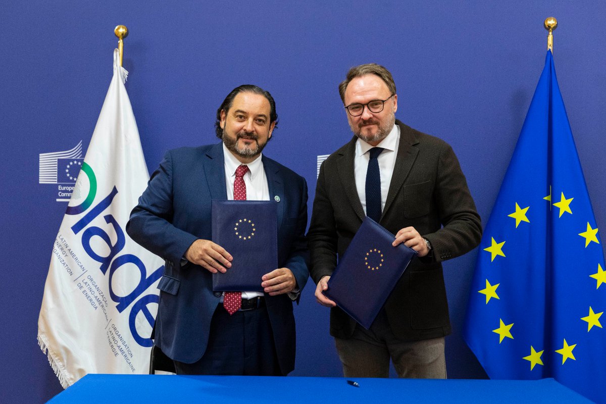OLACDEORG's tweet photo. 🇪🇺🤝 Hoy en #Bruselas, se suscribió un Memorando de Entendimiento que formaliza el ingreso de la Unión Europea @Energy4Europe como Observador Permanente en @OLADEORG.

📄 La firma del acuerdo estuvo a cargo de:
✒️ Andrés Rebolledo @AndresReboll, Secretario Ejecutivo de @OLADEORG
✒️ Dan Jørgensen @DanJoergensen, Comisario de Energía de la Unión Europea
Este acuerdo representa un paso estratégico para reforzar la cooperación energética internacional, impulsar la transición energética y fortalecer el diálogo interregional entre Europa, América Latina y el Caribe.

🔗 A través de esta nueva alianza, la UE participará activamente en órganos de gobernanza y espacios técnicos de @OLADEORG, fomentando:

✅ Políticas públicas sostenibles
✅ Proyectos conjuntos de innovación tecnológica
✅ Intercambio de conocimientos técnicos y buenas prácticas
✅ Mayor integración y seguridad energética regional

La inclusión de @Energy4Europe como observador permanente resulta especialmente oportuna. Compartimos desafíos en seguridad, eficiencia e integración. Este hito fortalece los esfuerzos de @OLADEORG y sus países miembros por una integración energética sólida, resiliente y orientada a un futuro de cero emisiones netas.

📘 Lee el boletín completo en:
 https://t.co/XcegTPjYiY

🇪🇺🤝 Today in #Brussels, a Memorandum of Understanding was signed to formalize the European Union @Energy4Europe’s accession as a Permanent Observer to @OLADEORG.

📄 The agreement was signed by:
✒️ Andrés Rebolledo @AndresReboll, Executive Secretary of @OLADEORG
✒️ Dan Jørgensen @DanJoergensen, European Commissioner for Energy
This agreement marks a strategic step toward strengthening international energy cooperation, promoting the energy transition, and enhancing interregional dialogue between Europe, Latin America, and the Caribbean.

🔗 Through this new alliance, @Energy4Europe will actively participate in @OLADEORG’s governance bodies and technical forums, promoting:

✅ Sustainable public policies
✅ Joint technological innovation projects
✅ Exchange of technical knowledge and best practices
✅ Greater regional energy integration and security

The inclusion of @Energy4Europe as a permanent observer is especially timely. We face common challenges in energy security, efficiency, and integration. This milestone strengthens the efforts of @OLADEORG and its Member Countries to build a strong, resilient, and net-zero future.

📘 Read the full report here:
 https://t.co/GlsFxwJUDE
