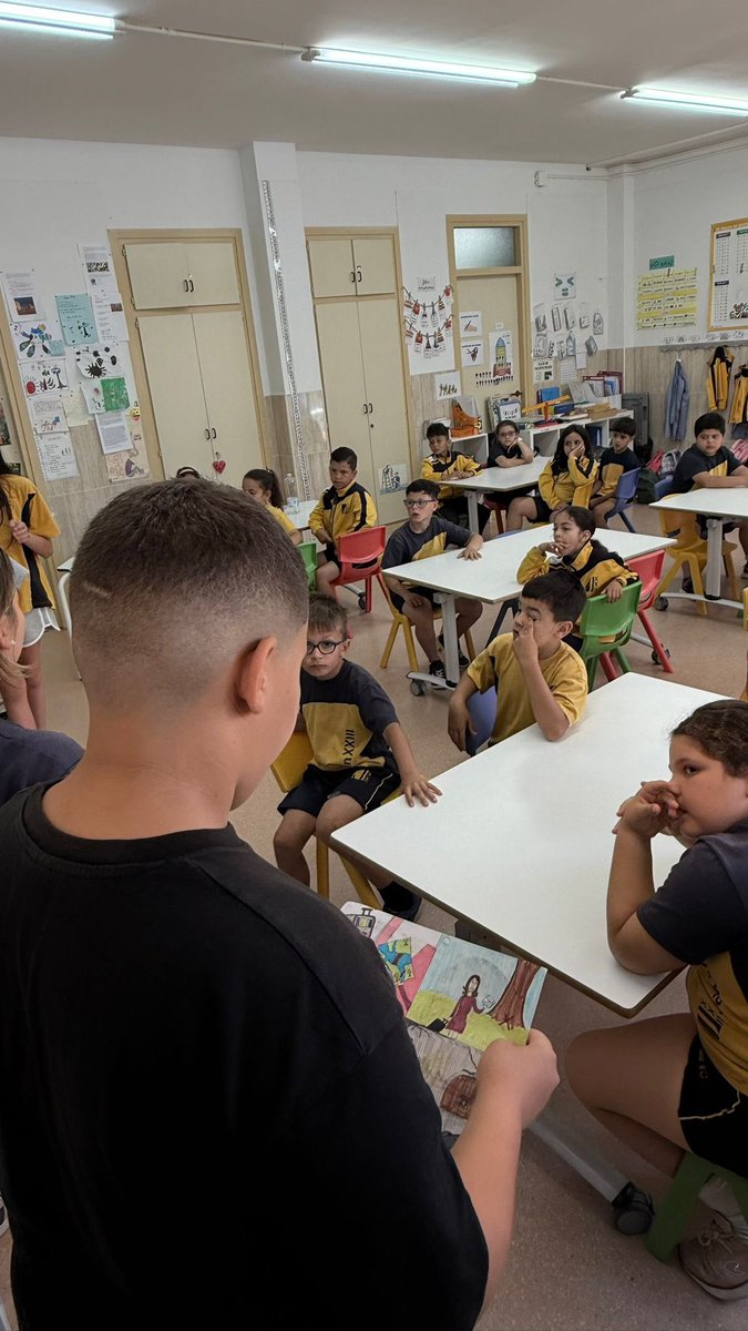 EscolaJoan23's tweet image. PROJECTE NEXUM | Darrera activitat Projecte NEXUM. Els alumnes de #2ESO expliquen als de #2PRI les històries que han creat en forma de còmic a l’assignatura de Projectes. L’exposició és interactiva on els petits tenen l’oportunitat de practicar l’expressió oral amb els grans.