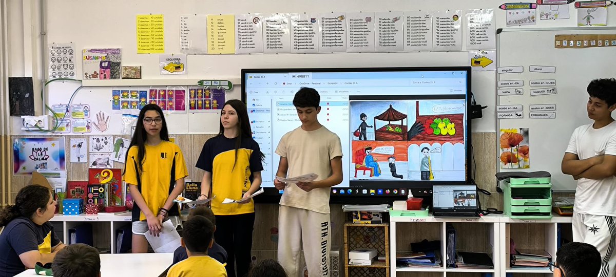 EscolaJoan23's tweet image. PROJECTE NEXUM | Darrera activitat Projecte NEXUM. Els alumnes de #2ESO expliquen als de #2PRI les històries que han creat en forma de còmic a l’assignatura de Projectes. L’exposició és interactiva on els petits tenen l’oportunitat de practicar l’expressió oral amb els grans.