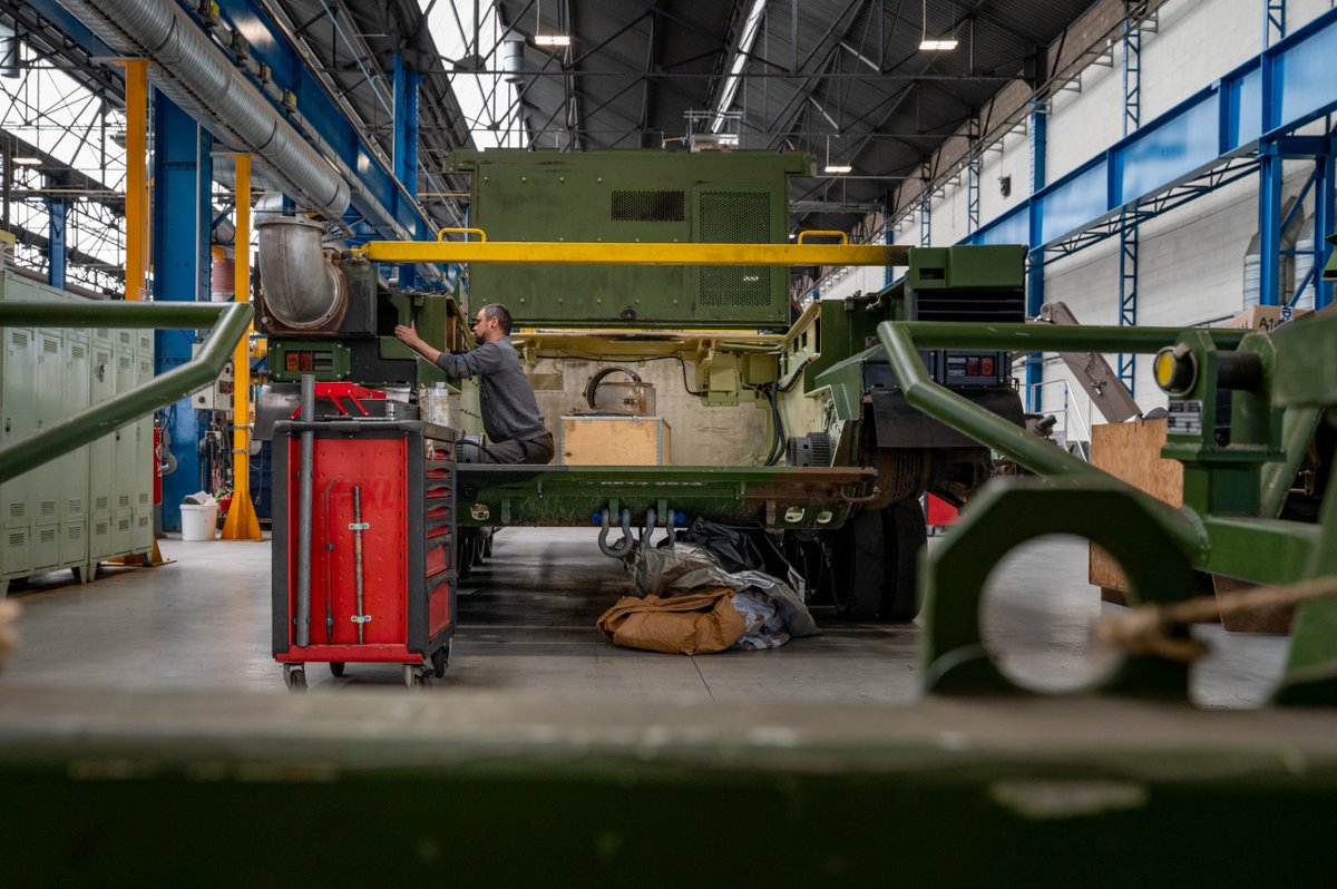 Inspection de l'<a href="/EM_SMITer/">SMITer</a>.
La maintenance est aussi exigeante qu’indispensable : fournir à l’<a href="/armeedeterre/">Armée de Terre</a> des engins « bons de guerre », et assurer qu’ils le restent.

Des implications concrètes :
➡️ soutien des engins #Scorpion,
➡️ développement de drones et robots,
➡️