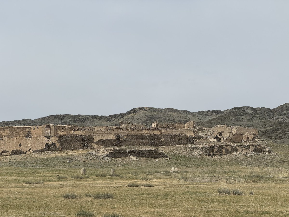 Халдун Зүрх уулын өвөрт орших Халхын Цогт тайжийн Цагаан ордон