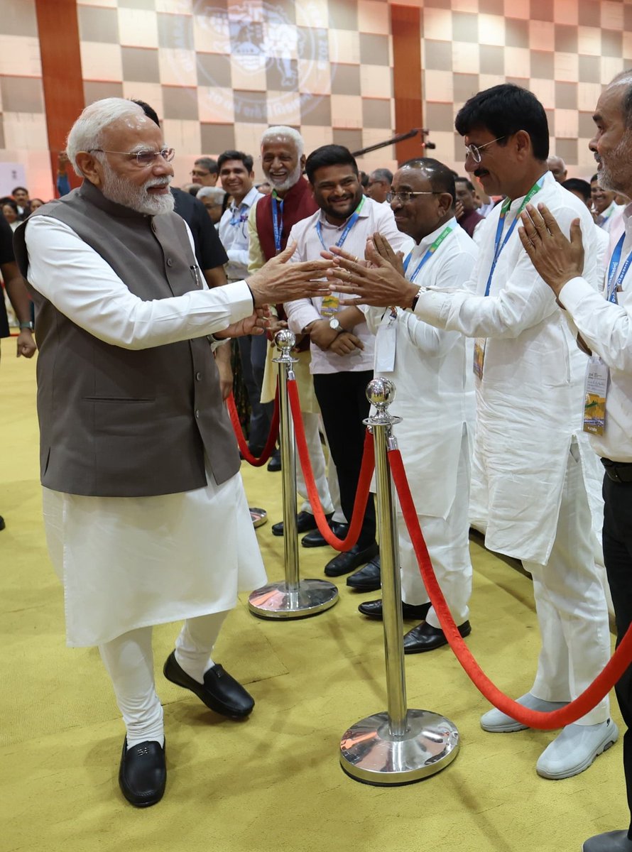 sardarchaudhri's tweet photo. ગાંધીનગર ખાતે મહાત્મા મંદિરમાં વિકસિત ભારતના શિલ્પી માનનીય વડાપ્રધાન શ્રી @narendramodi સાહેબને “20 વર્ષ શહેરી વિકાસના” ઉજવણી કાર્યક્રમમાં રૂબરૂ મળી અભિવાદન કરવાનો લાહવો મળ્યો.
#20YearsOfUrbanDevelopment https://t.co/1STvWq8m1A
