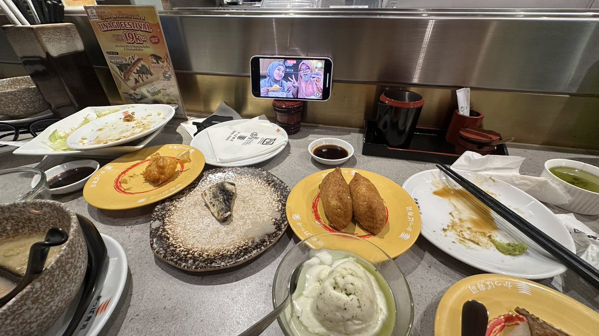 kherike's tweet photo. Kappa sushi 🍣 my luv #sushidate https://t.co/cMzeyBt8oU