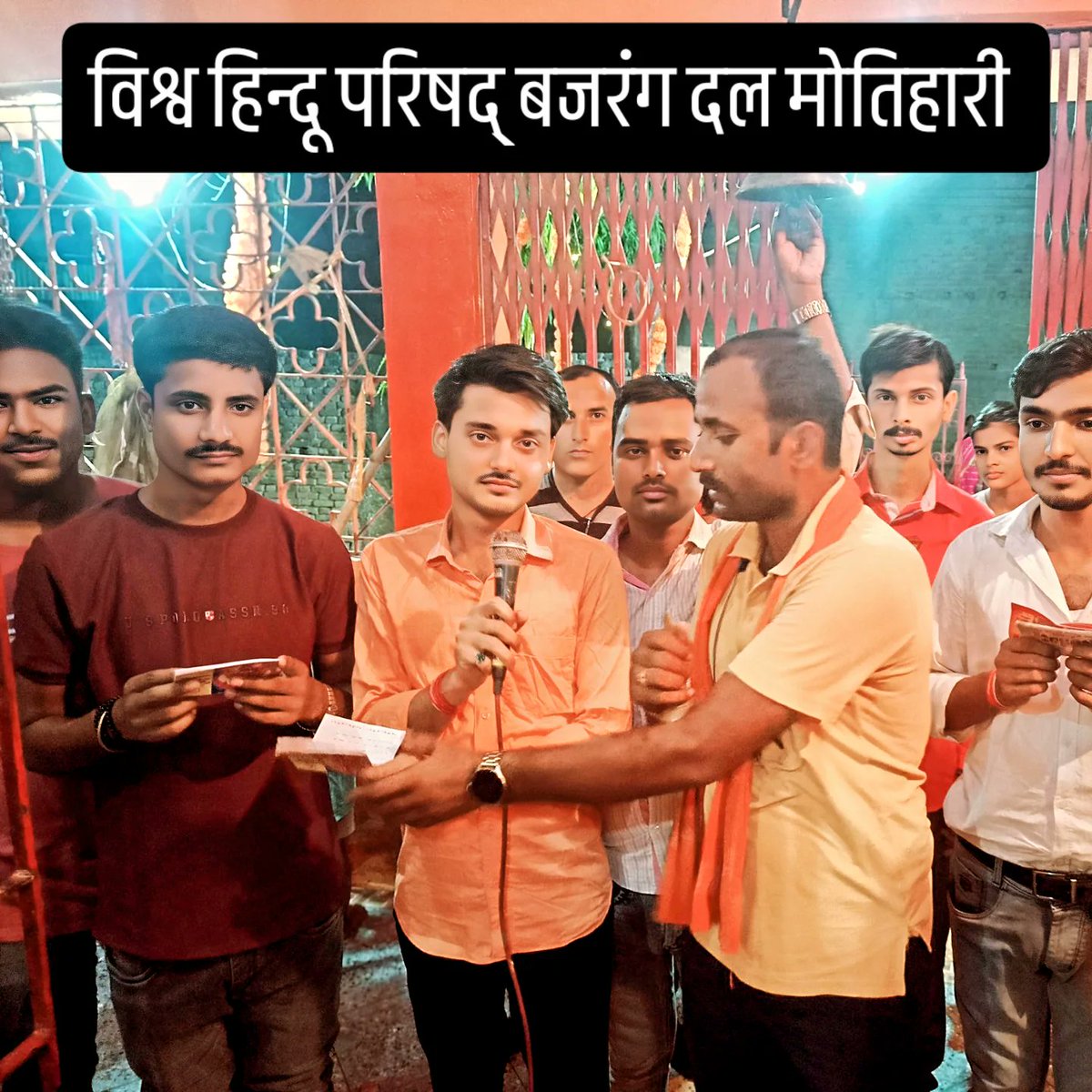 ankitkumarvhp's tweet photo. विश्व हिन्दू परिषद् सह बजरंग द�� मोतिहारी के द्वारा प्रति मंगलवार की भांति इस मंगलवार को भी साप्ताहिक हनुमान चालीसा पाठ हनुमान गढ़ी मंदिर में किया गया. @Vhpmotihari @VHPDigital #vhpmotihari #bajrangdalmotihari https://t.co/p8pPZfs0sp