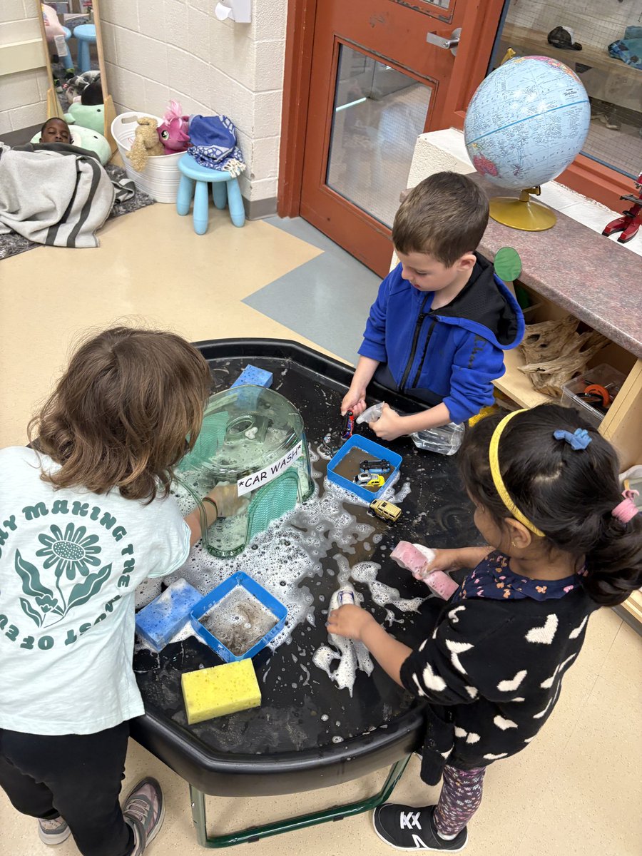 CMcKayECE's tweet photo. It’s all about community helpers and jobs this week in Kinder B @hfcatholic @MrsKaleci 👨‍🍳🚒🚓🚙👷‍♂️ https://t.co/t9M1eqKaYa