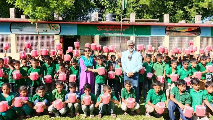 ঈদের আগেই ঈদের আনন্দ শিশুদের: চরাঞ্চলের ৫ শতাধিক শিক্ষার্থী পেল স্কুল ব্যাগ ও টিফিন বক্স