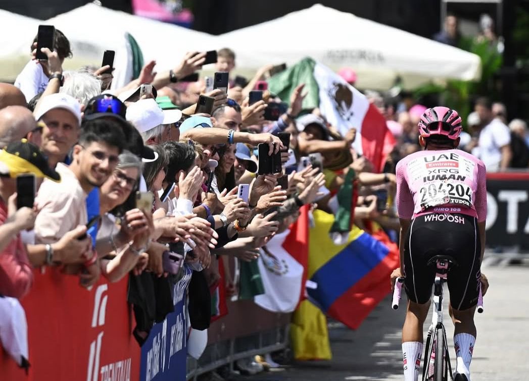 Embamex Italia (@embamexita) on Twitter photo ¡Vamos 🇲🇽!
El destacado ciclista mexicano Isaac del Toro, de 21 años, originario de Ensenada, continúa como líder general del #GirodItalia2025.
¡Vamos Isaac!
🚴La llegada a #Roma será este domingo 1º de junio.🚴♂️
📸: <a href="/ISAACDELTOROx1/">ISAAC DEL TORO ROMERO</a>.
#MagliaRosa 👚 ¡Vamos 🇲🇽!
El destacado ciclista mexicano Isaac del Toro, de 21 años, originario de Ensenada, continúa como líder general del #GirodItalia2025.
¡Vamos Isaac!
🚴La llegada a #Roma será este domingo 1º de junio.🚴♂️
📸: <a href="/ISAACDELTOROx1/">ISAAC DEL TORO ROMERO</a>.
#MagliaRosa 👚