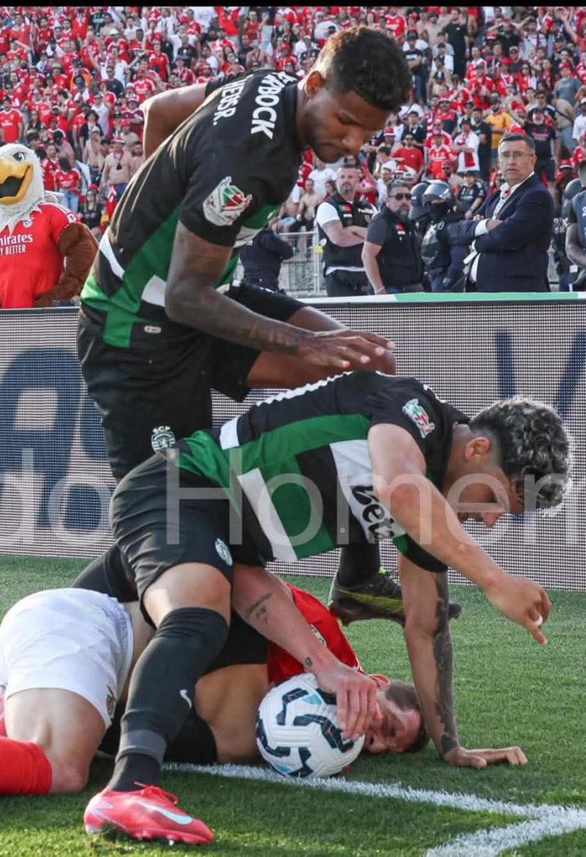 Os sportinguistas foram buscar este frame para se defenderem com o facto do idiota estar a olhar para a bola 😂 
De facto está, mas também está a trilhar os lábios para pousar o pé no chão. Vá-se lá saber porquê 💀