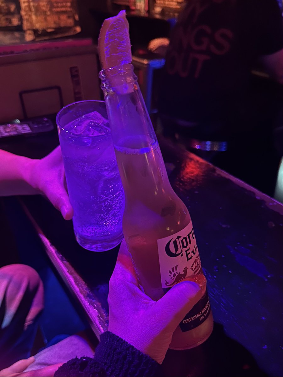 新宿バルト9で #トワイライト・ウォリアーズ 12回目の入城。アクション監督の谷垣健治さんが受賞されたトロフィー、やっと見られて嬉しいです。今回は国樹のラムシュタイン仲間と行ったので、観終わったのちに飲茶し、ラストはGODZで乾杯。楽しすぎました！（由） #九龍城砦に集え #まずは茶を飲め