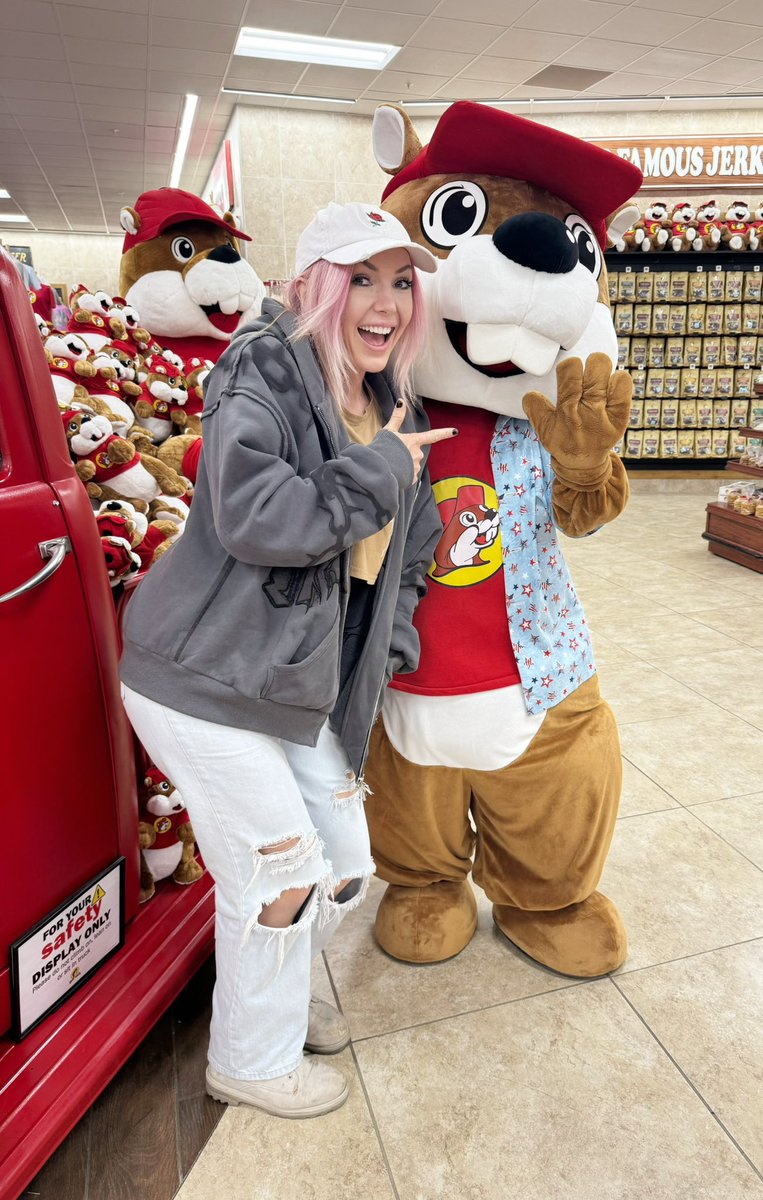 CosplayVixenz's tweet photo. After years of waiting we FINALLY got a @JessicaNigri beaver shot! 🦫
#Bucees #JessicaNigri
#BeaverShot @jska00
#BuceesBeaver
#Cosplayer https://t.co/UE1egwiLd9