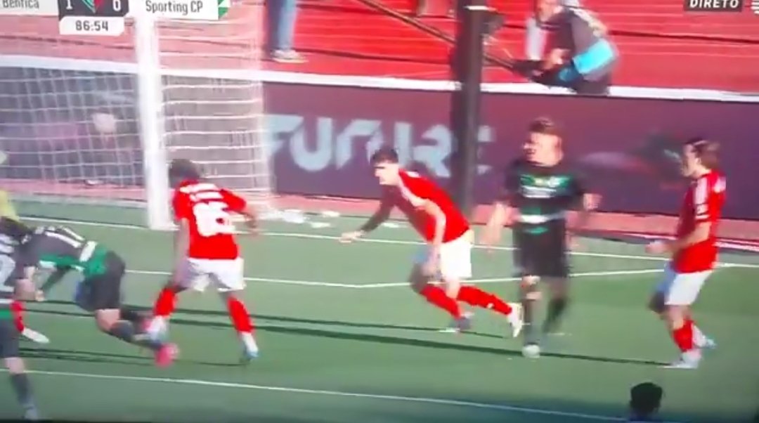 <a href="/Glorioso_1904/">Benfiquista em Depressão🔴⚪🦅</a> A audácia! 
Minuto 87, como podes ver. Renato pisa Trincão dentro da área. Mas pisões vocês só conseguem ver para um lado, certo? Este lance acontece ANTES do pisão ao Belotti. Poderia, já aí, estar o jogo empatado