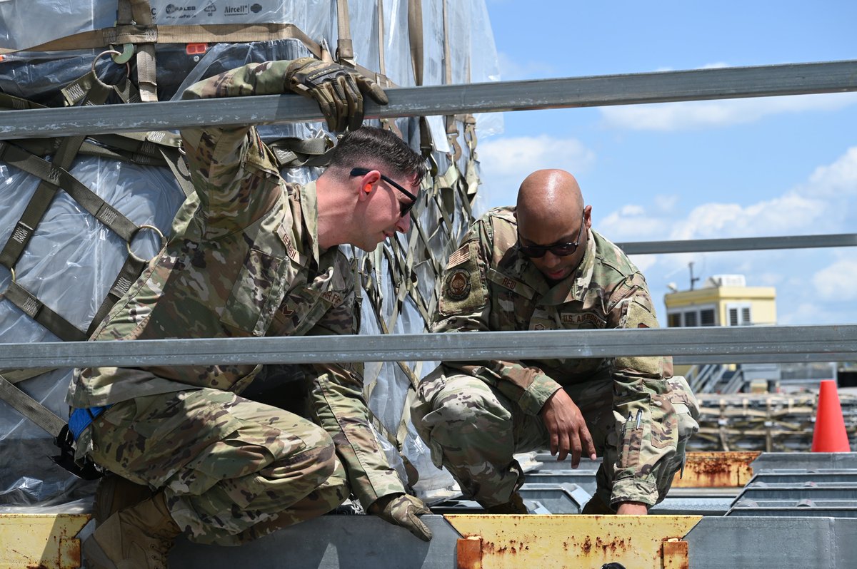 445AW's tweet image. Some of the Airmen of the 87th Aerial Port Squadron have more in common than only being part of the same unit. Click the link to get to know these Port Dawgs ➡️ bit.ly/4kD9z4L