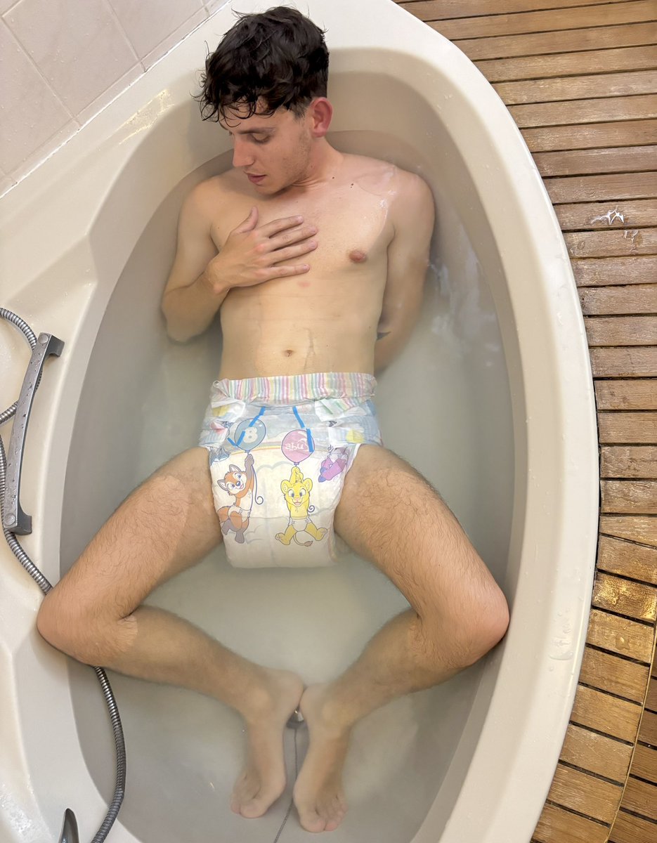 A good bath 🛁
~
#dl #dlcommunity #dlfrench  #dlboy #dlfrance 
My JFF ➡️ justfor.fans/Suricate