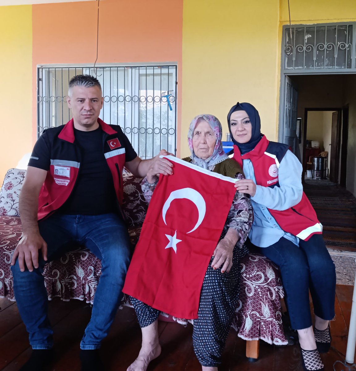 Kozan Sosyal Hizmet Merkezi Müdürlüğü " *Şehit Aileleri ve  Gazi Hizmetleri Birimi"* olarak hizmet bölgemizde yer alan Şehitlerimizden Şehidimiz J.Uzm.Çvş Bünyamin ÖZCAN’ın bizlere emaneti olan değerli Ailesine ziyarette bulunduk.🇹🇷🇹🇷🇹🇷