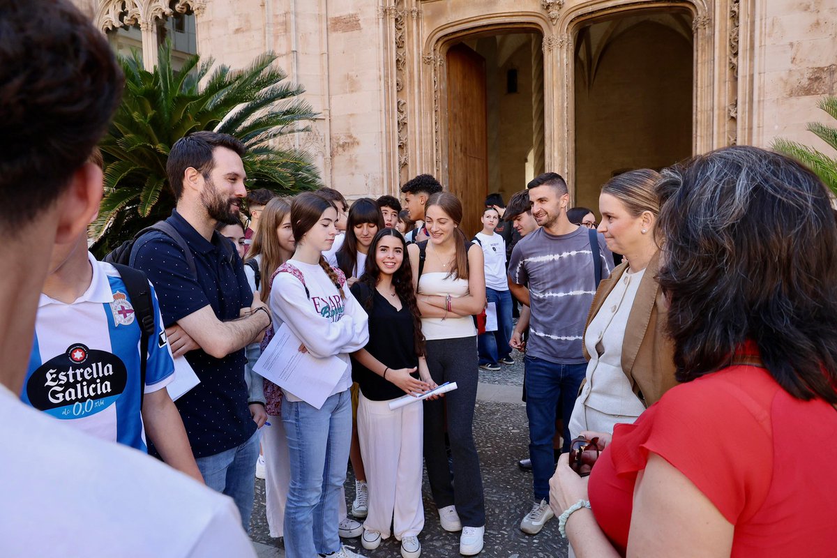 Marga Prohens (@margaprohens) on Twitter photo Gràcies, IES Damià Huguet de Campos 💫 Sempre és un plaer rebrer-vos al <a href="/ElConsolat/">Consolat de Mar</a>, la seu del Govern (<a href="/goib/">Govern de les Illes Balears</a>) i, sobretot, la casa de tots. És un orgull veure com joves com vosaltres mostrau interès, curiositat i ganes d’entendre com funciona un Govern, i inquietud per a Gràcies, IES Damià Huguet de Campos 💫 Sempre és un plaer rebrer-vos al <a href="/ElConsolat/">Consolat de Mar</a>, la seu del Govern (<a href="/goib/">Govern de les Illes Balears</a>) i, sobretot, la casa de tots. És un orgull veure com joves com vosaltres mostrau interès, curiositat i ganes d’entendre com funciona un Govern, i inquietud per a