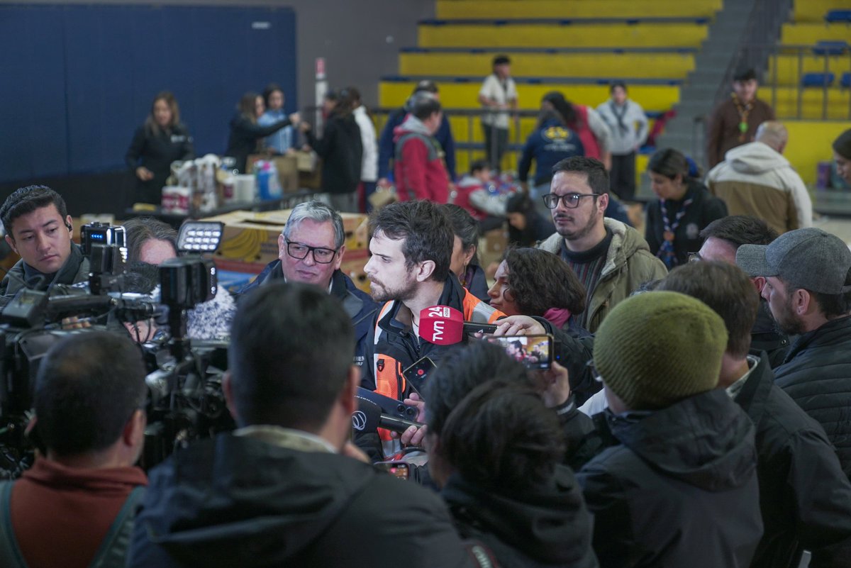 ¡Seguimos desplegados en #PuertoVaras! 

Delegada Paulina Muñoz junto a <a href="/subse_ssociales/">Subsecretaría Servicios Sociales</a> y el alcalde de <a href="/muniptovaras/">Municipio Puerto Varas</a> se reunieron en el Gimnasio Municipal para informar sobre el estado de aplicación de la ficha FIBE y la oportuna entrega de ayudas tempranas.