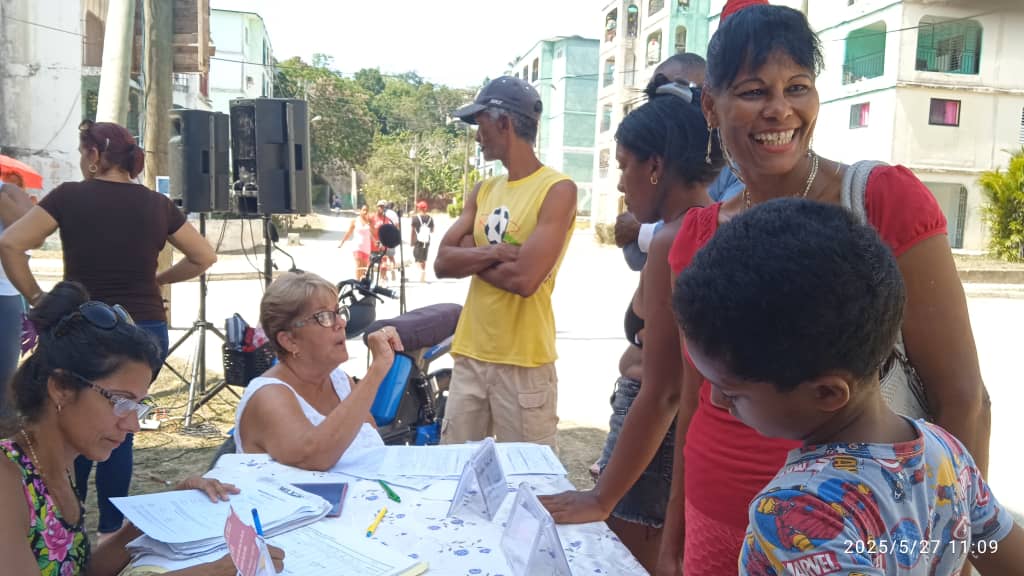 Intervención a la Comunidad Roble Jata,se disfruta de  actividades culturales, venta de productos industriales y agropecuarios,charlas educativas,Feria de empleos y Barrio Debate 
"Las drogas te ofrecen su mundo a cambio de "destruir el tuyo"
#ContraLasDrogasSeGana <a href="/gobhabana/">Gobierno La Habana</a>