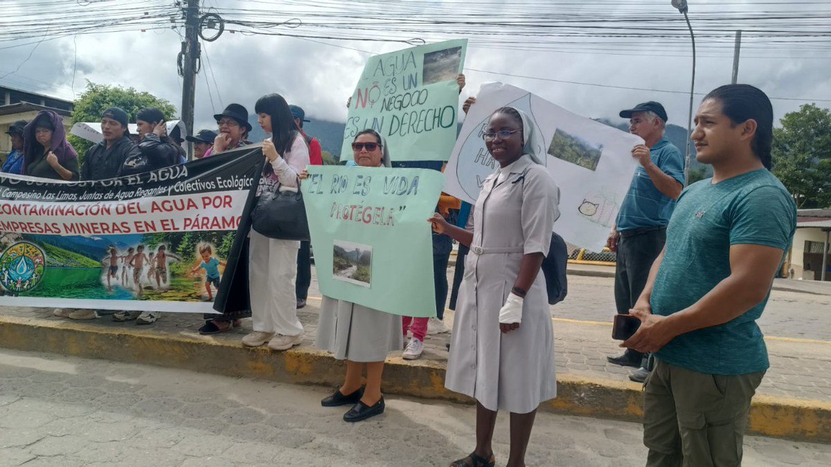 🌊✊🏾 INICIA LA BATALLA JURÍDICA POR EL RÍO ORTEGA

Con una gran marcha, la comunidad Ortega Alto llegó a la Unidad Judicial de Yantzaza (Zamora) para representar a su río en los tribunales y salvarlo de la minería "legal" e ilegal, una peligrosa alianza que amenaza su existencia.