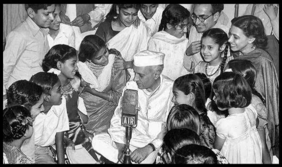 budhwardee's tweet image. वो दरिद्र नहीं था। मानसिक दरिद्र नहीं था। ठाठ से रहता था। राजा था, याचक या भिक्षुक नहीं था। वो आश्चर्यजनक तौर पर साम्प्रदायिक,  दुष्ट और कपटी भी नहीं था। पढ़ा लिखा था। फर्राटे से अंग्रेज़ी बोलता था। किताबें पढ़ता था, किताबें लिखता था। ज्ञान का सागर था, सियासत का महारथी था। बोलता…