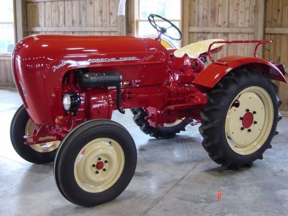 ApacheQQ's tweet photo. Porchen autoja näkee paljonkin, näitä aerodynamiikan muotoilun huippuja harvemmin #traktorit #porche #60s https://t.co/uVkLzX1QMS