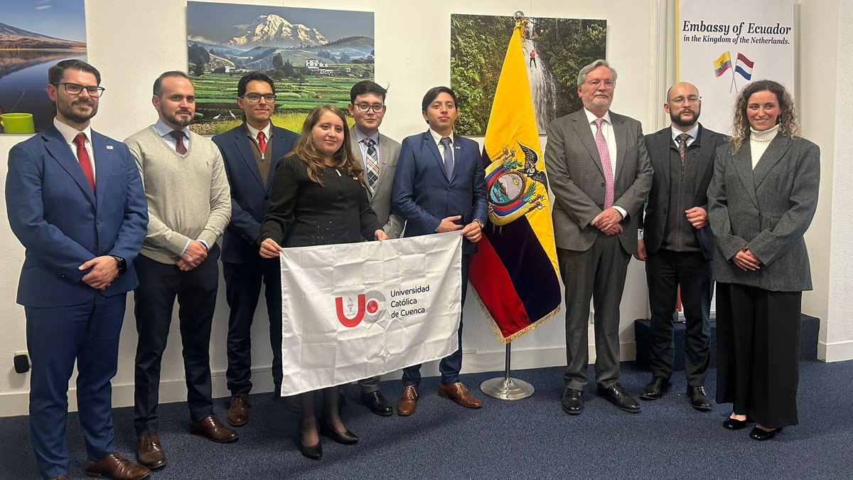 El Embajador Andrés Terán Parral <a href="/AtpTeran/">Andres Teran Parral</a> recibe a los estudiantes y profesores  de <a href="/UCatolicaCuenca/">Universidad Católica de Cuenca</a> del #Ecuador, participantes de la 12ª Semana Iberoamericana de la Justicia Internacional

Agradecemos al <a href="/InstitutoIIH/">InstitutoIIH</a>  por la organización de este encuentro. <a href="/CancilleriaEc/">Cancillería del Ecuador 🇪🇨</a>