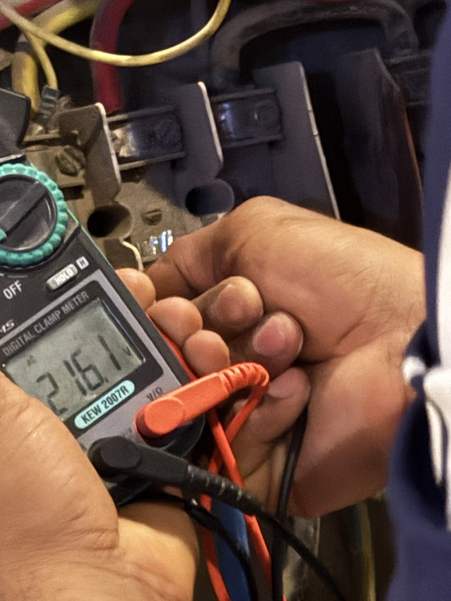 السلام عليكم <a href="/SERA_Gov/">سيرا | SERA</a> 

اعاني منذ قرابة الشهر بسبب تذبذب الجهد وعلى اثره تلفت لدي أجهزة كهربائية ثمينة وبعد التواصل مع <a href="/ALKAHRABA/">السعودية للكهرباء</a> عدة مرات يتم ارسال فني والرد يكون " هناك تذبذب في الجهد " بدون عمل اي حلول وتقفل الشكوى ب " تم اعادة الخدمة " بكل استهزاء !!!

مرفق لكم صور الفحص