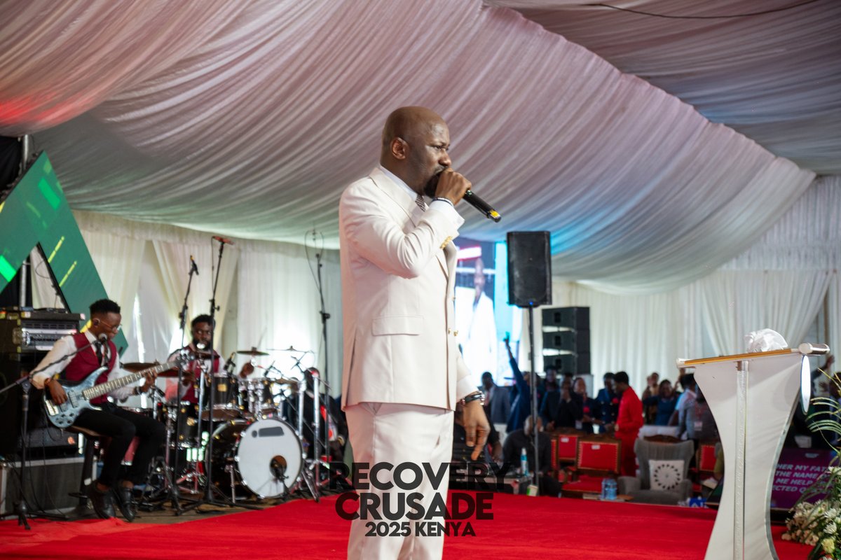 Testimony__TV's tweet photo. We don't walk after the flesh , but the weapons of our warfare are mighty through God to that casting down of imagination and pulling down of strongholds
~Apostle Johnson Suleman

#celebrationtv #testimonytv #apostlejohnsonsuleman #TRA #recovery2025 https://t.co/ps8wzhoHGF