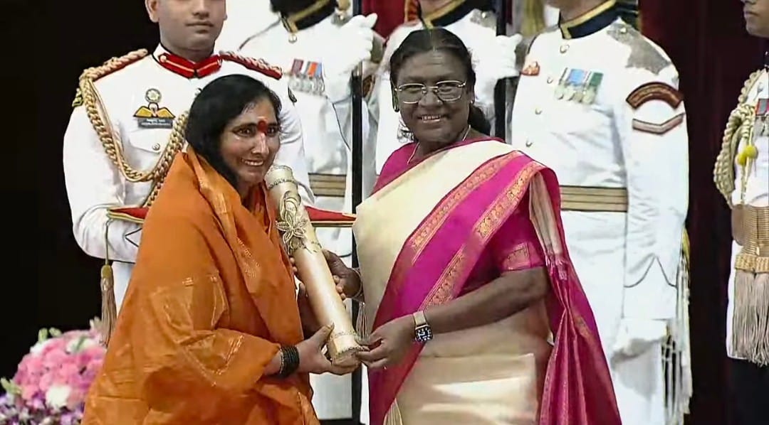 माननीया राष्ट्रपति महोदया से प्राप्त पद्म भूषण सम्मान मेरे पूज्यपाद गुरुदेव अनंतश्री विभूषित  युगपुरुष जी भगवान् के पावन श्रीचरणों में समर्पित है, जिनके सानिध्य और प्रेरणा से वात्सल्य अवधारणा को सार्थक रूप मिला। 
#padamaward #sadhviritambhara #presidenthouse