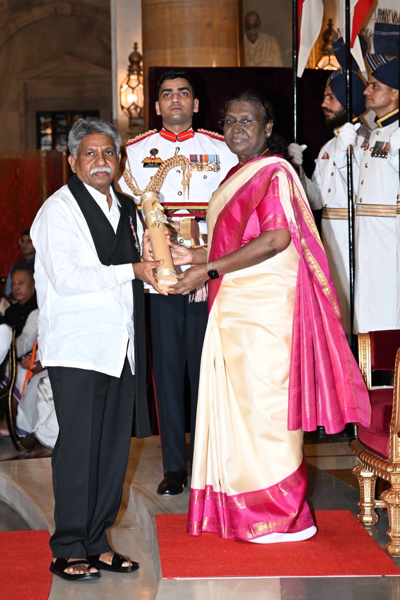 rashtrapatibhvn's tweet image. President Droupadi Murmu presents Padma Shri in the field of Public Affairs to Shri Manda Krishna Madiga. Shri Madiga is a distinguished social activist and politician from Telangana, who pioneered the mass movement for social justice for the Madiga community and other…