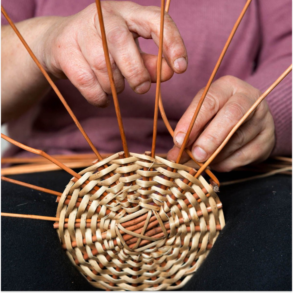 En la Alcarria conquense el mimbre no es solo una fibra, es cultura que se trenza con historia. 🌾

La Ruta del Mimbre te lleva por paisajes teñidos de rojo, talleres vivos y pueblos con alma.

#enunlugardetuvida