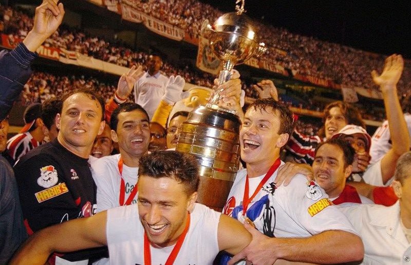 Se não perder do Talleres hoje, o São Paulo terminará uma fase de grupos da Libertadores invicto pela primeira vez desde...

...2005, quando fomos campeões 👀🏆🇾🇪 

São 3 vitórias e 2 empates até agora!