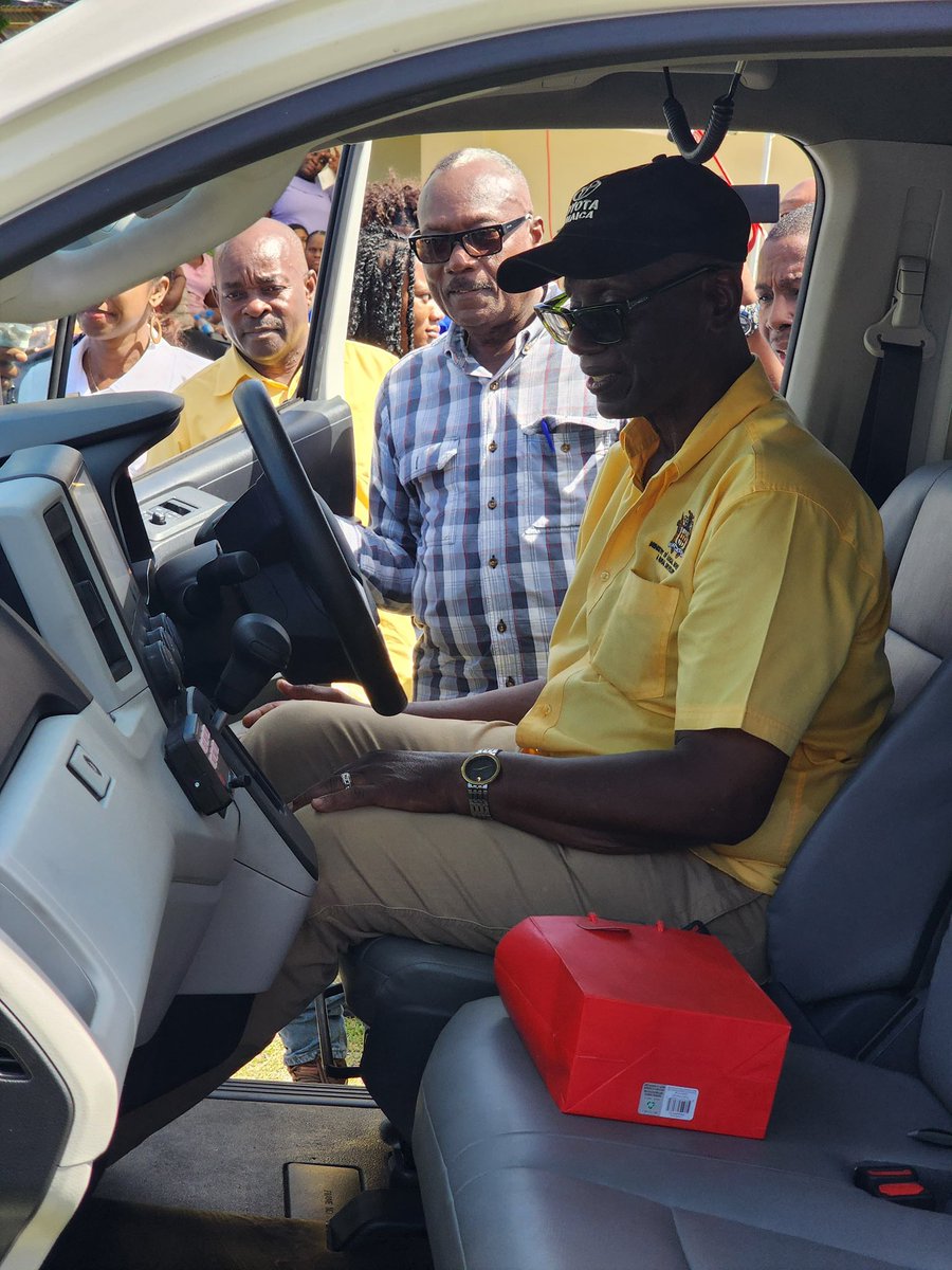 LocalGovJa's tweet image. #AnotherOne Hon. Desmond McKenzie accepted the ambulance donated to the Portland Infirmary by CHASE Fund. #LocalGovAtWork #SocialProtection