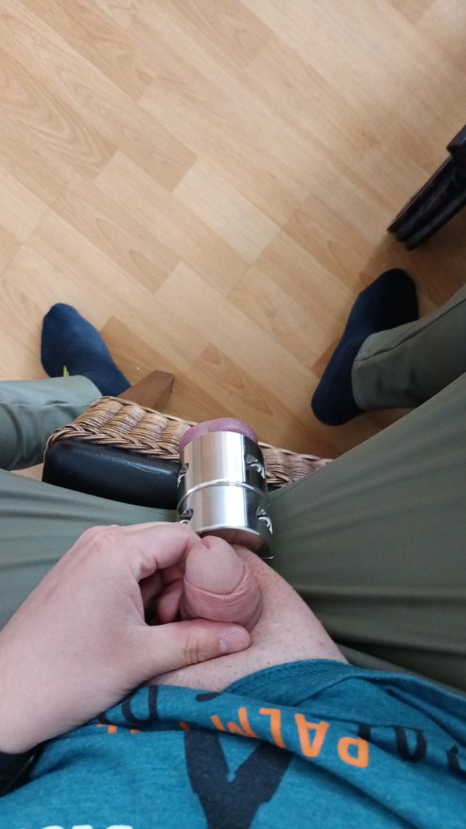 sklavensaunico1's tweet photo. Heute mal ein bisschen Lederleggings und schön harness und Halsband angezogen! #fag #loser #sub #exposeme https://t.co/WEkRwuFgAm