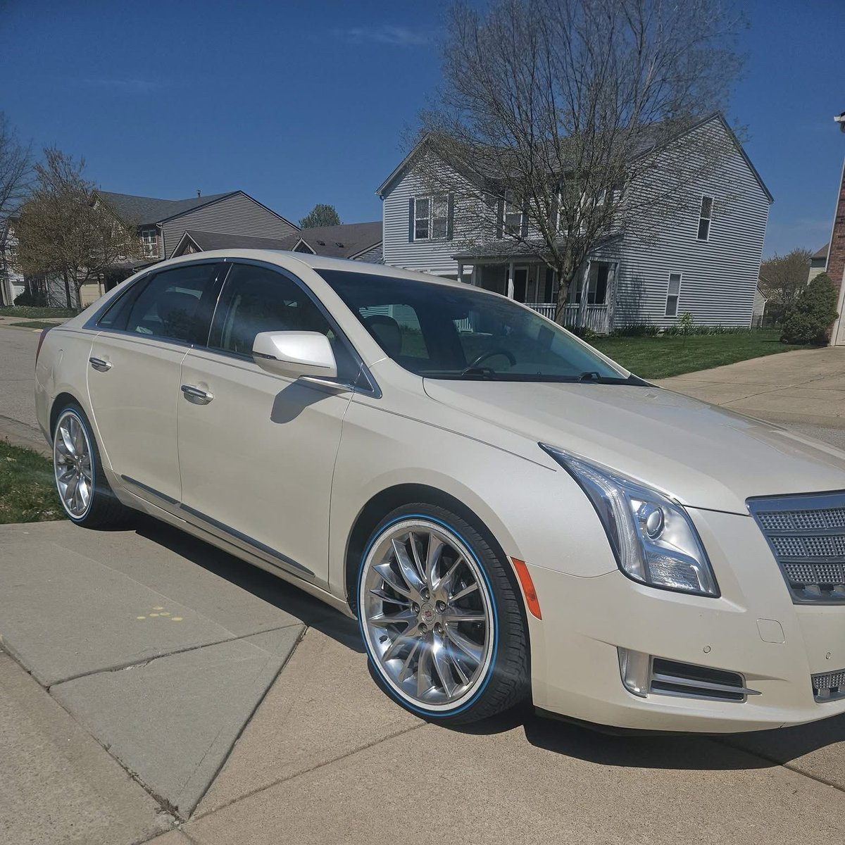 voguetyres's tweet photo. Cool Blues 💧 Cadillac XTS on Blue Stripes. #Cadillac #XTS #VogueTyre #Vogues https://t.co/Lzz6TcUpWi