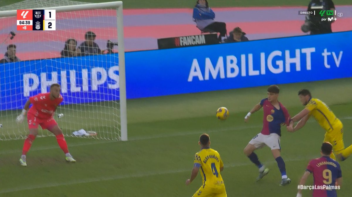 BarcaFRNews's tweet image. 🖥️❌ Le Barça est le club qui a été le plus pénalisé par les erreurs de l’arbitrage vidéo et du hors-jeu semi-automatique cette saison !

Un total de 13 erreurs du VAR et 2 du SAOT.

@ArchivoVAR