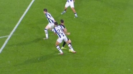 BarcaFRNews's tweet image. 🖥️❌ Le Barça est le club qui a été le plus pénalisé par les erreurs de l’arbitrage vidéo et du hors-jeu semi-automatique cette saison !

Un total de 13 erreurs du VAR et 2 du SAOT.

@ArchivoVAR