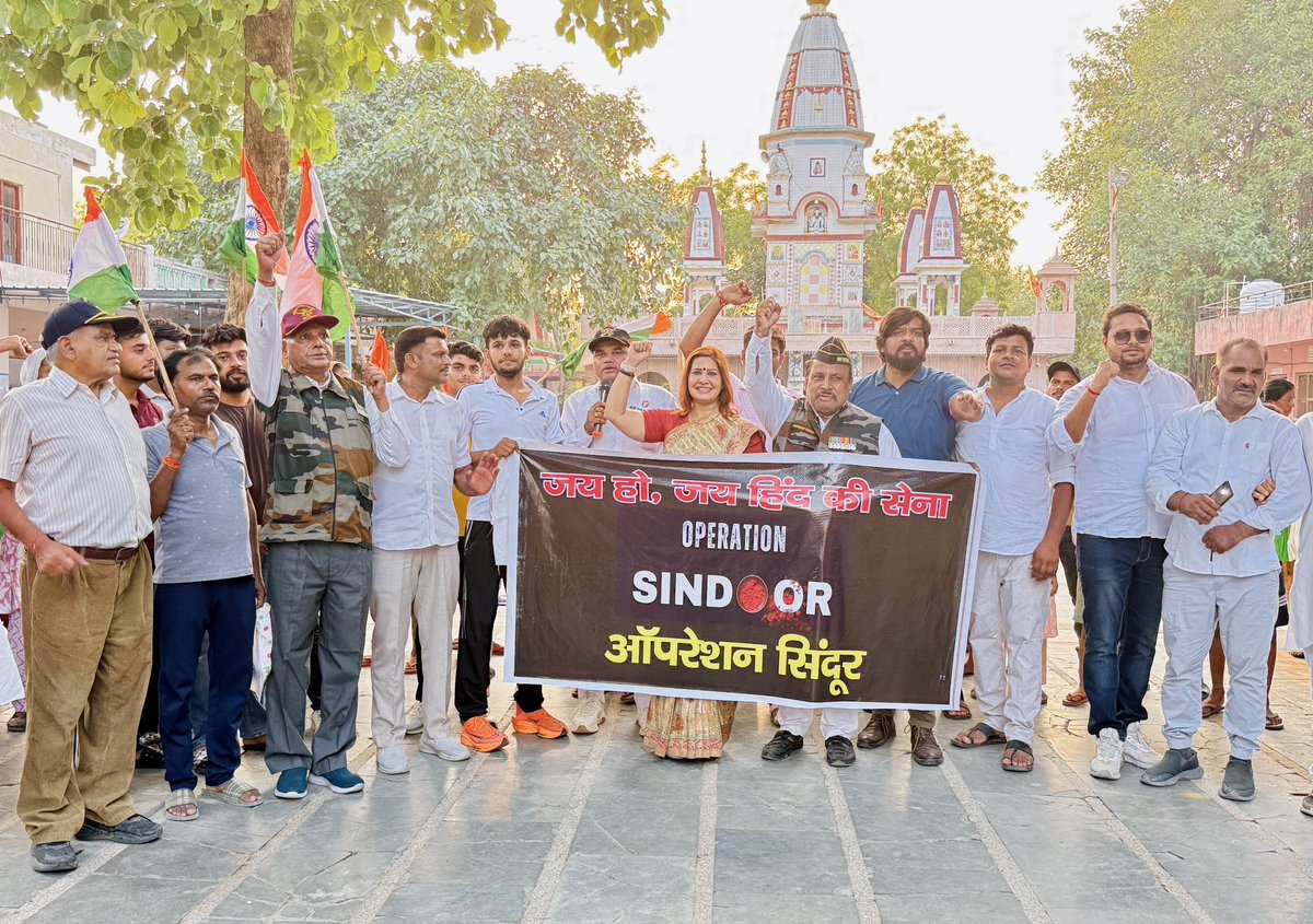 RubyPhogatYadav's tweet photo. आज #दक्षिणदिल्ली #लोकसभा के गॉंव रजौकरी में #TirangaYatra के माध्यम से तिरंगे एवं देश के सम्मान में #OperationSindoor में अपने अद्भुत शौर्य और पराक्रम से दुश्मन को नेस्तनाबूद करने वाले मां भारती के वीरों को नमन किया।
#RubyPhogatYadav
#रूबी_फोगाट_यादव
#ExCandidate #SouthDelhiLokSabha
#पूर्व_प्रत्याशी #दक्षिणदिल्ली #लोकसभा #RubyYadav
