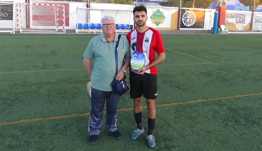 algarurrutias's tweet image. Raoudi recibe el &apos;Trofeo Martínez Mellinas&apos; como mejor goleador del CD Algar ift.tt/5O4D1vC