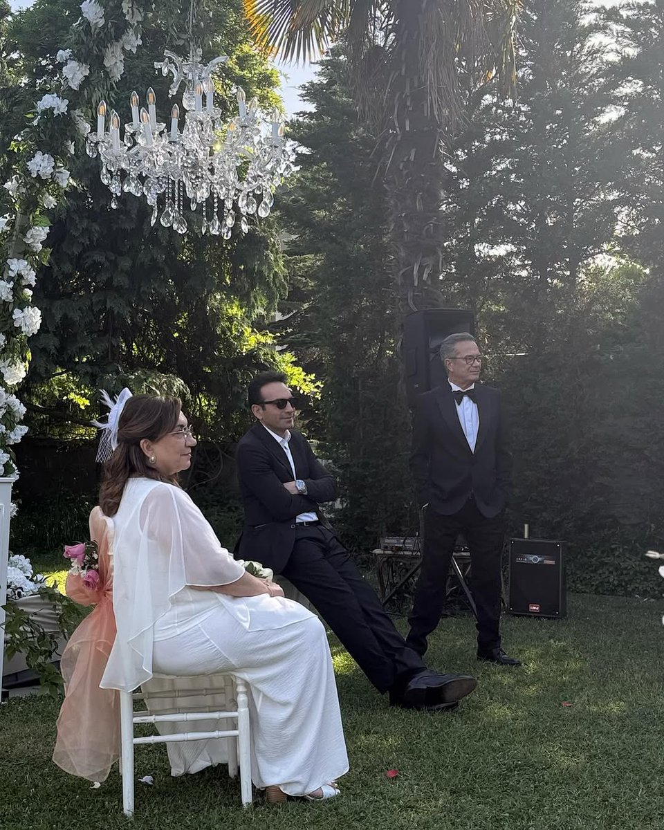 Herkes eğlenirken kenarda onları izleyen Buğra😃

#Bahar #BuğraGülsoy