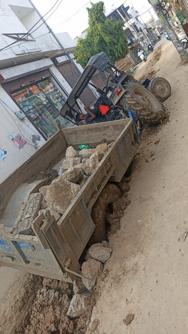 बब्याल सड़क के निर्माण कार्य में भी अनिमिक्ताओ के प्रश्नचिन्ह लग रहे हैं...

पी.डब्ल्यू.डी विभाग को निर्माण से जुड़ी हुई टेंडर में दी गई शर्तों का संज्ञान लेते हुए सड़क निर्माण करवाना चाहिए।

जिससे क्षेत्र वासियों और दुकानदारों को कुछ राहत मिल सके।
#खड्डा_यात्रा
#KhaddaYatra