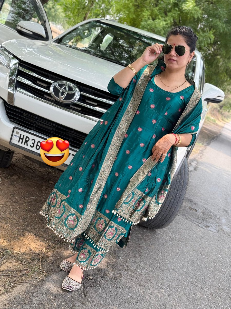लोग बातें पकड़ कर इंसान छोड़ देते हैं। 😯😎😎