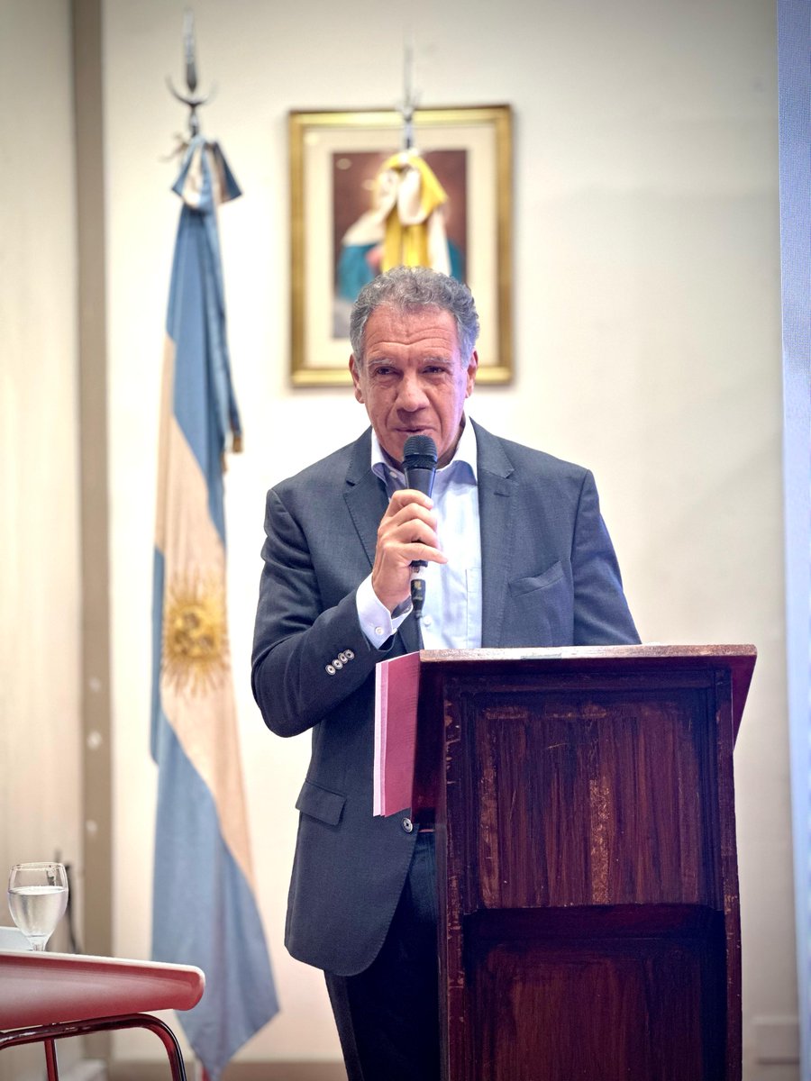 🎙️ Conferencia Magistral | Innovar o desaparecer
 Hacer periodismo ante la disrupción digital 💻📰⚡
🔹 Daniel Hadad – Fundador de Infobae
Una mirada directa sobre los desafíos de la era digital y la necesidad de transformación en los medios, en el Encuentro CLAEP 2025.
