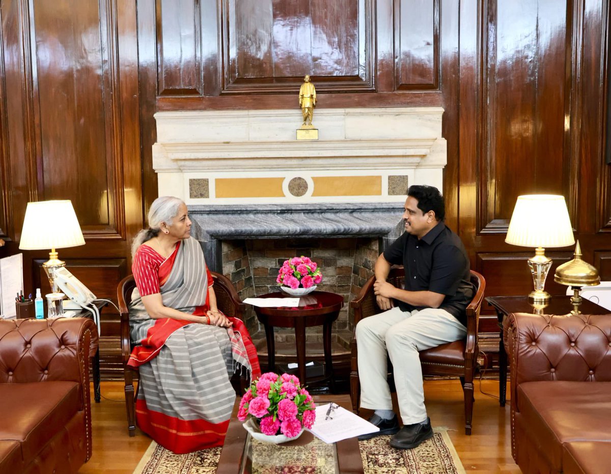 SuVe4Madurai's tweet photo. ரிசர்வ் வங்கி வெளியிட்டுள்ள நகை கடன்களுக்கான புதிய விதிமுறைகள்  எளிய மக்களை கடுமையாக பாதிக்க கூடியது.

ஒன்றிய நிதியமைச்சர் மாண்புமிகு நிர்மலா சீத்தாராமன் அவர்களை சந்தித்து 
சு. வெங்கடேசன் எம் பி மனு.

நகைக்கடன் பெறுவது சம்பந்தமாக ரிசர்வு வங்கி புதிய நிபந்தனைகளை விதித்துள்ளது.
நகைக்கடன் பெறும் போது
“கடன் பெறுபவரின் திருப்பி செலுத்தும் திறனோடு பொருந்துகிறதா என்பதை உறுதி செய்வது அவசியம்” என ரிசர்வு வங்கியின் புதிய
நிபந்தனை கூறுகிறது. பெரும்பாலான நகைக் கடன்தாரர்கள் தினக்கூலிகளாக, நிலையான மாதச் சம்பளம் இல்லாதவர்களாகவே இருக்கிறார்கள். அவர்கள் வருமானத்திற்கான ஆவணச் சான்றை காண்பிப்பது என்பது இயலாததாகும். அதுமட்டுமல்ல
நகைக் கடனை பொறுத்தவரையில் அது 100% பாதுகாக்கப்பட்ட கடன் ஆகும். ஆகவே கடன் தாரரின் திரும்பச் செலுத்தும் திறனை ஆய்வு செய்ய வேண்டியதன் அவசியம் என்ன?

அடுத்ததாக “தங்க நகையின் மீதான மூல ரசீதோ அல்லது உடமை உரிமை ஆவணமோ அவசியம் என்கிறது” புதிய விதிமுறை. தங்க நகைகள் என்பது பல பத்தாண்டுகளாகவோ அல்லது இரண்டு மூன்று தலைமுறையாகவோ இருந்து வரும் நிலையில் மூல ரசீதுக்கோ அல்லது உடமை உரிமை ஆவணமோ பெறுவது எளிதல்ல. 

நகைக்கடன் என்பது எளிய, நடுத்தர மக்கள் கடன் பெறுவதற்கான கடைசி புகலிடமாகும். வங்கிகளைப் பொறுத்த வரை நூறு சதவிகிதம் லாபம் ஈட்டுதல் மட்டுமல்ல வராக்கடன் என்கிற பிரச்சனையே இதில் இல்லை. அப்படி இருக்கும் சூழலில் நகைக்கடன் மீது புதிதாக இவ்வளவு கடுமையான விதிமுறைகளை ரிசர்வு வங்கி ஏன் விதித்துள்ளது.

ரிசர்வு வங்கி வெளியிட்டுள்ள குறிப்பில் கருத்துகள் பெறுவதற்கான நகல் என்று சொல்லிவிட்டு, அடுத்த பாராவில் “இந்த உத்தரவு உடனடியாக அமுலுக்கு வருகிறது” என்று குறிப்பிட்டுள்ளது.

வங்கிகளை பொறுத்தவரை நூறு சதவிகித பாதுகாப்பானது, வராக்கடன் என்பது துளியும் இல்லாத ஒன்று நகைக்கடன். அதனால் தான் இது சம்பந்தமாக வங்கிகளிடமிருந்து எந்த புகாரும் இல்லை. அது மட்டுமல்ல கடந்த 15 ஆண்டுகளுக்கும் மேலாக நகையின் விலை கூடிக்கொண்டே தான் இருக்கிறதே தவிர குறையவே இல்லை. அப்படியிருக்கும் சூழலில் நகைக்கடன் சார்ந்து இவ்வளவு கடுமையான விதிமுறைகளை, அவசர அவசரமாக ரிசர்வு வங்கி விதிப்பதென்பது ஏற்றுக்கொள்ளமுடியாத ஒன்றாகும்.

கோடிக்கணக்கான மக்களின் நலனுக்கு எதிரானதாக உள்ள ரிசர்வு வங்கியின் நகைக்கடன் தொடர்பான புதிய நிபந்தனைகள் உடனடியாக நீக்கப்பட வேண்டும் என்பதை வலியுறுத்தி கீழ்க்கண்ட மனுவினை அளித்தேன். மனுவில் உள்ள விபரங்களை கேட்டறிந்த நிதியமைச்சர் இதன் மீது ஆய்வு செய்து உரிய நடவடிக்கை எடுப்பதாக கூறியுள்ளார்.

@nsitharaman 

1/2

#NirmalaSitaraman 
#ReserveBankOfIndia
#GoldLoan_RevisedRegulations

#ரிசர்வ்வங்கி 
#நகைக்கடன்_புதியவிதிமுறைகள்