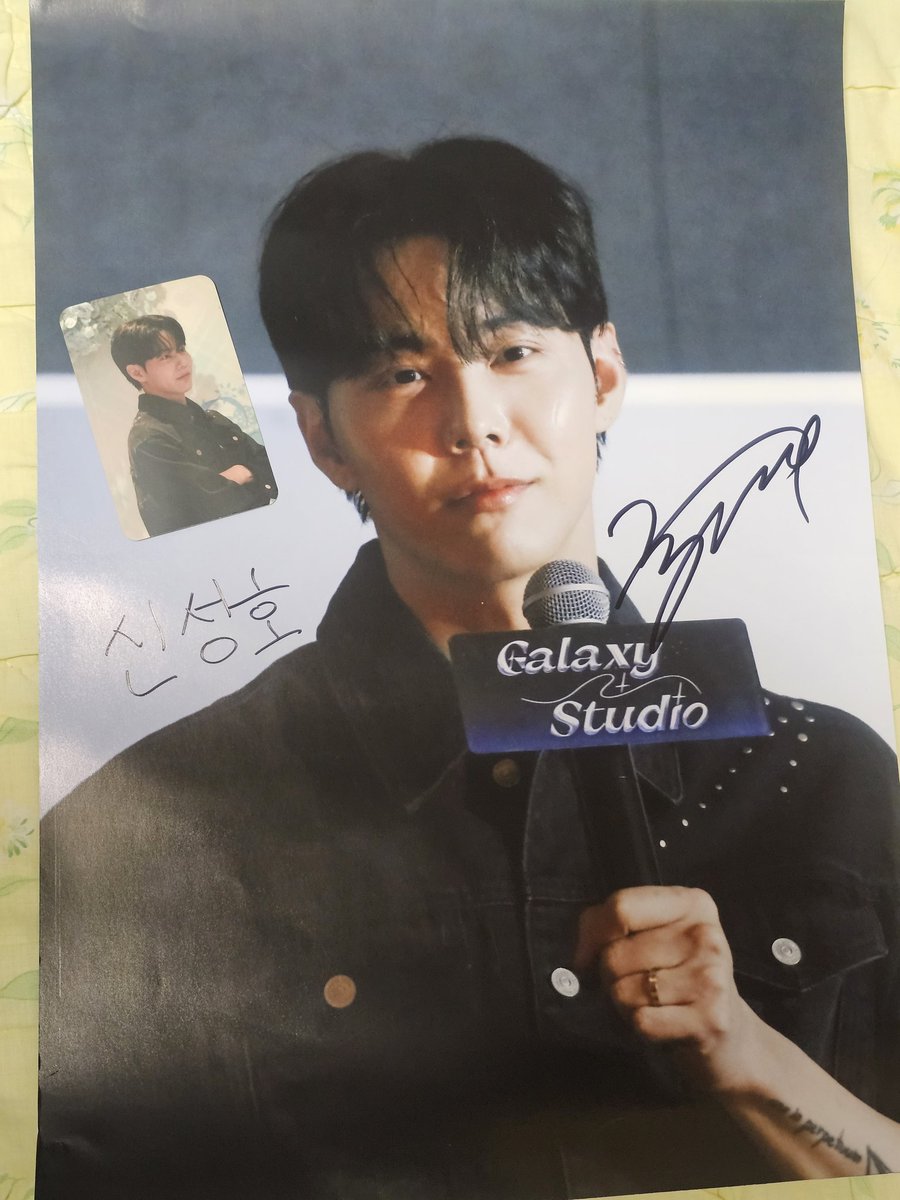 무사히 준성호 싸인포스터랑 포카도착!!
아련한 눈빛으로 쳐다보는 이준성이라니
다시한번 감사드립니다🥹❣️