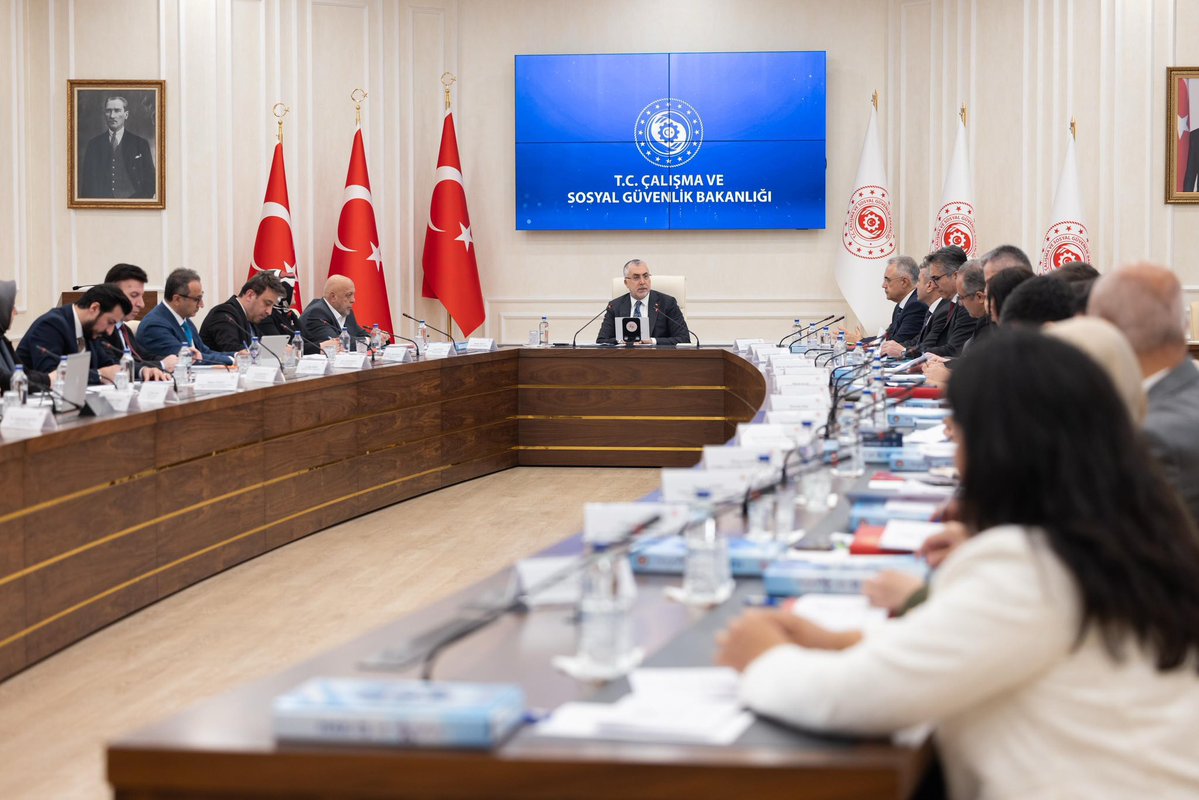 T.C. Çalışma ve Sosyal Güvenlik Bakanlığı (@csgbakanligi) on Twitter photo Çalışma ve Sosyal Güvenlik Bakanımız Sayın Prof. Dr. <a href="/isikhanvedat/">Prof. Dr. Vedat Işıkhan</a>, HAK-İŞ Konfederasyonu Genel Başkanı Sayın Mahmut Arslan ve beraberindeki heyet ile Bakanlığımızda bir araya geldi. Çalışma ve Sosyal Güvenlik Bakanımız Sayın Prof. Dr. <a href="/isikhanvedat/">Prof. Dr. Vedat Işıkhan</a>, HAK-İŞ Konfederasyonu Genel Başkanı Sayın Mahmut Arslan ve beraberindeki heyet ile Bakanlığımızda bir araya geldi.