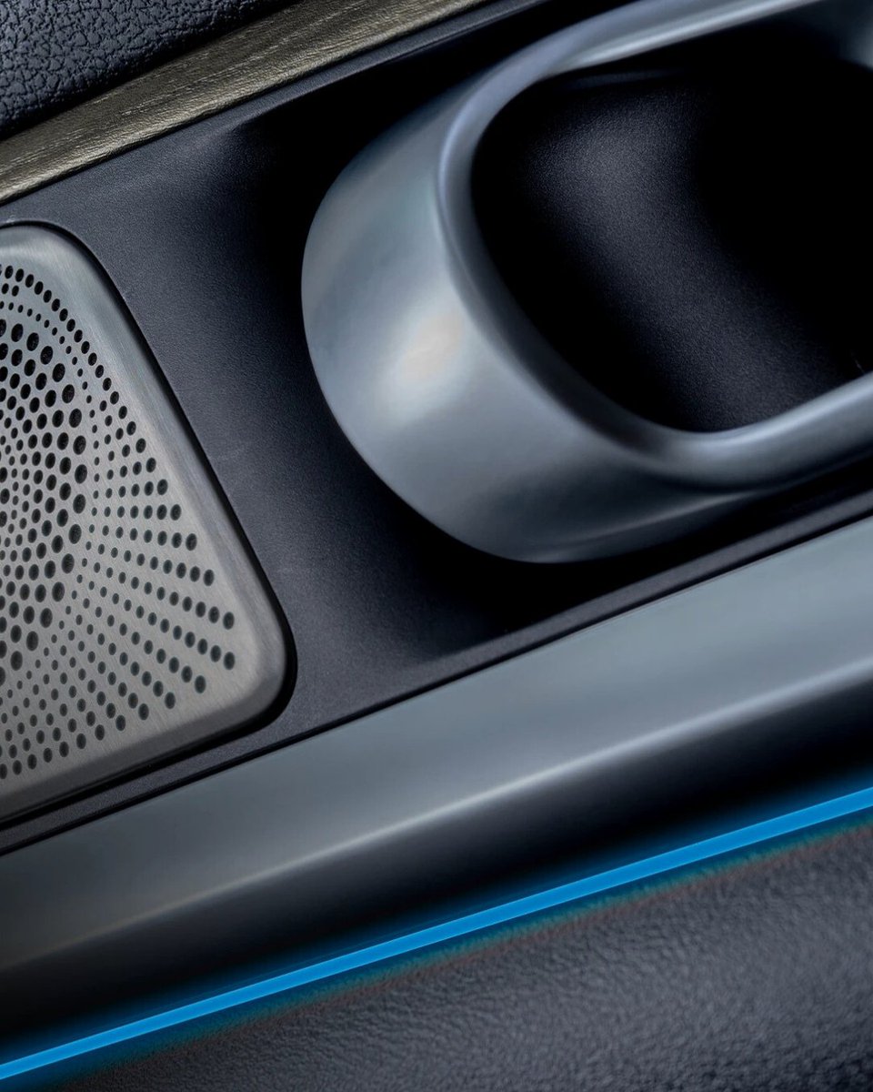 El nuevo Skywell BE11 mantiene lo
esencial: la excelencia sonora.

Su sistema de audio <a href="/SKYWORTH/">SKYWORTH</a>  con 8 altavoces ofrece una acústica envolvente, diseñada para transformar cada trayecto en una experiencia sensorial. 
La experiencia comienza aquí.